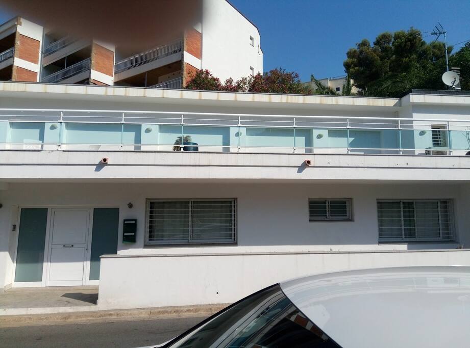 L'appartement se trouve au rdc à droite à 100 mètres de la plage