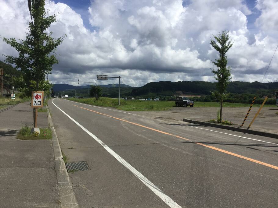 道路からの入り口に「IN」の看板があります。