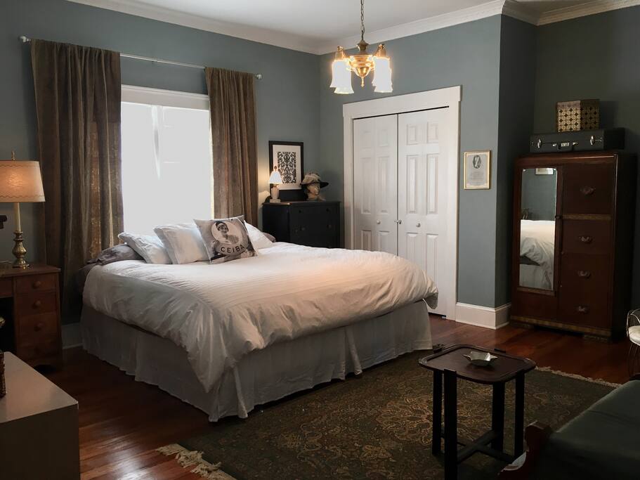 Guest bedroom.