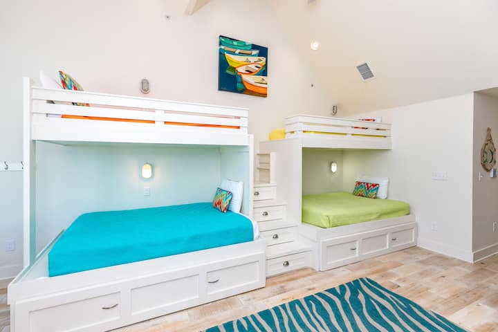 Les lits superposés ont deux matelas jumeaux sur le dessus, deux matelas complets sur le bas,...