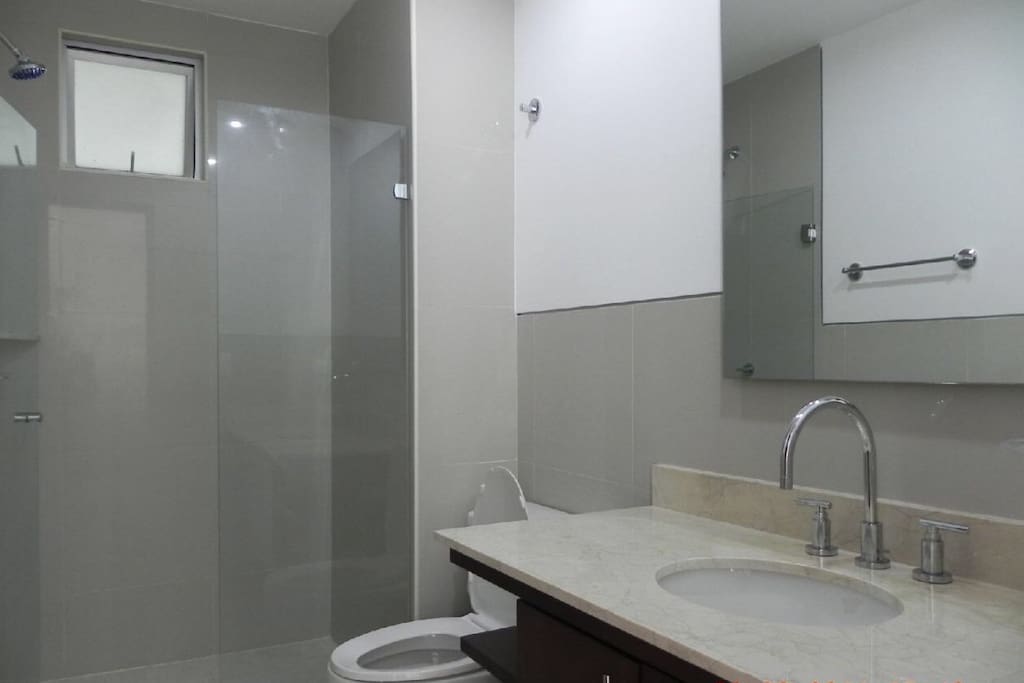 Baño principal con ducha y agua caliente