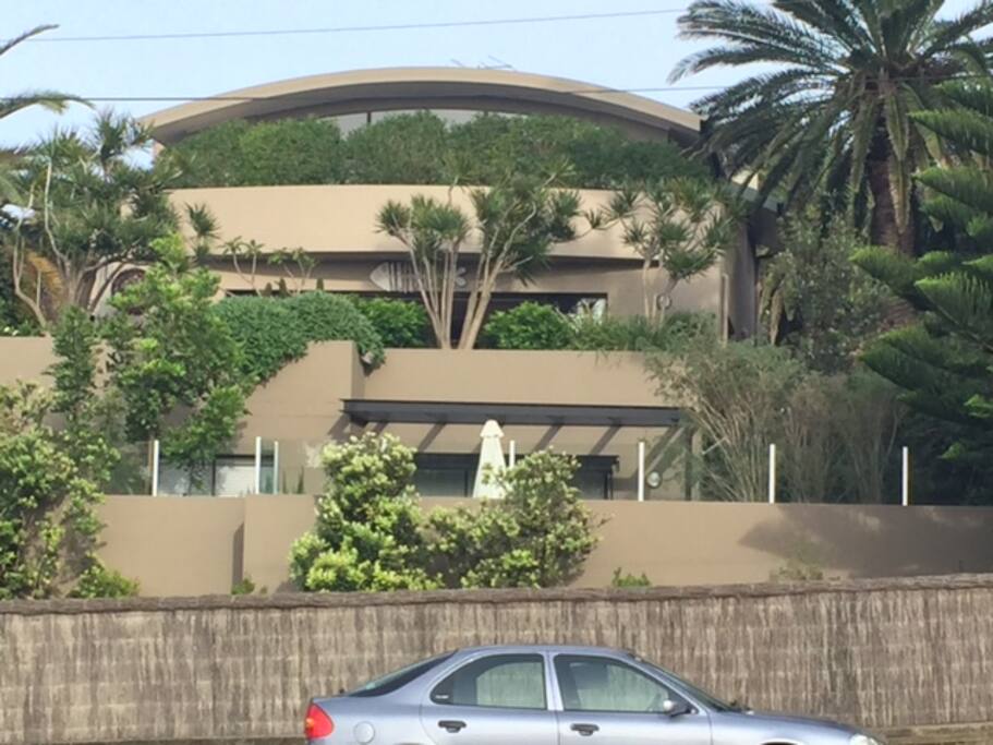 Located in the sought after ‘DUNES’ apartment block in the heart of Avalon & across the road from the beach!