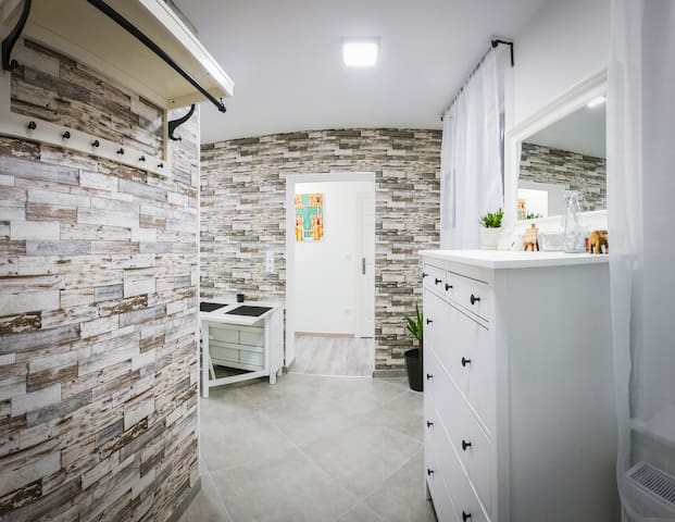 "Malasits-Art" Home III-private room with bathroom