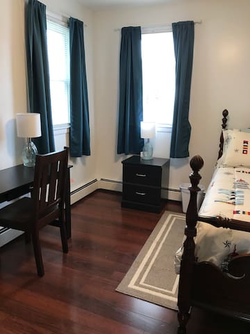 Private Room share our Clean, Comfy, Spacious Home