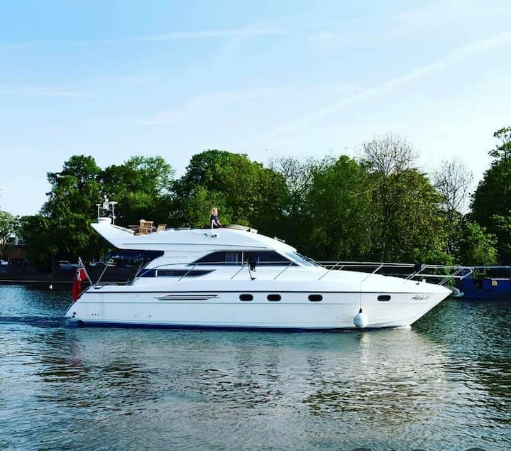 Yacht Central London St Kats Dock Tower Bridge Boats For Rent In Greater London England United Kingdom