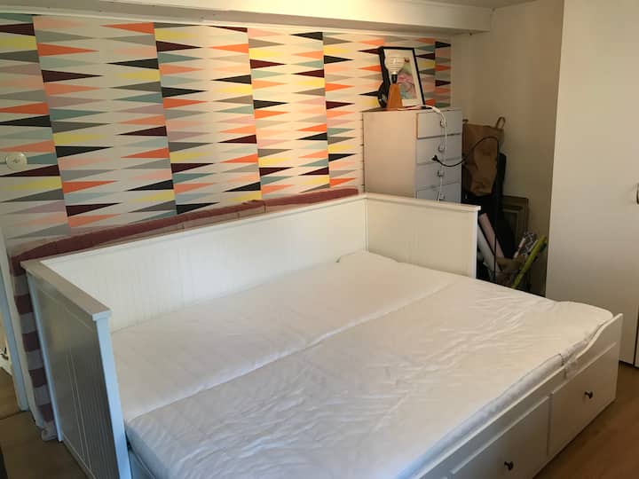 Sofa ya kitanda katika ghorofa ya chini. 43’ TV na meza ya ofisi katika chumba kimoja. Hapa ndipo watoto wetu wanapocheza michezo ya video