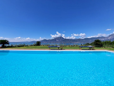 Annuncio Airbnb popolare: Lake Garda luxury studio with pool a Torri Del Benaco