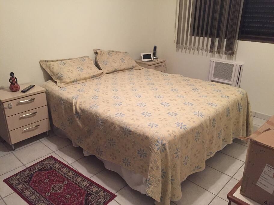 Quarto com cama Queem