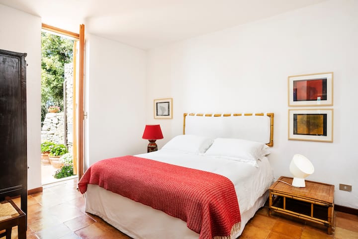 Room 1 queen bed (can be split into 2 single beds)