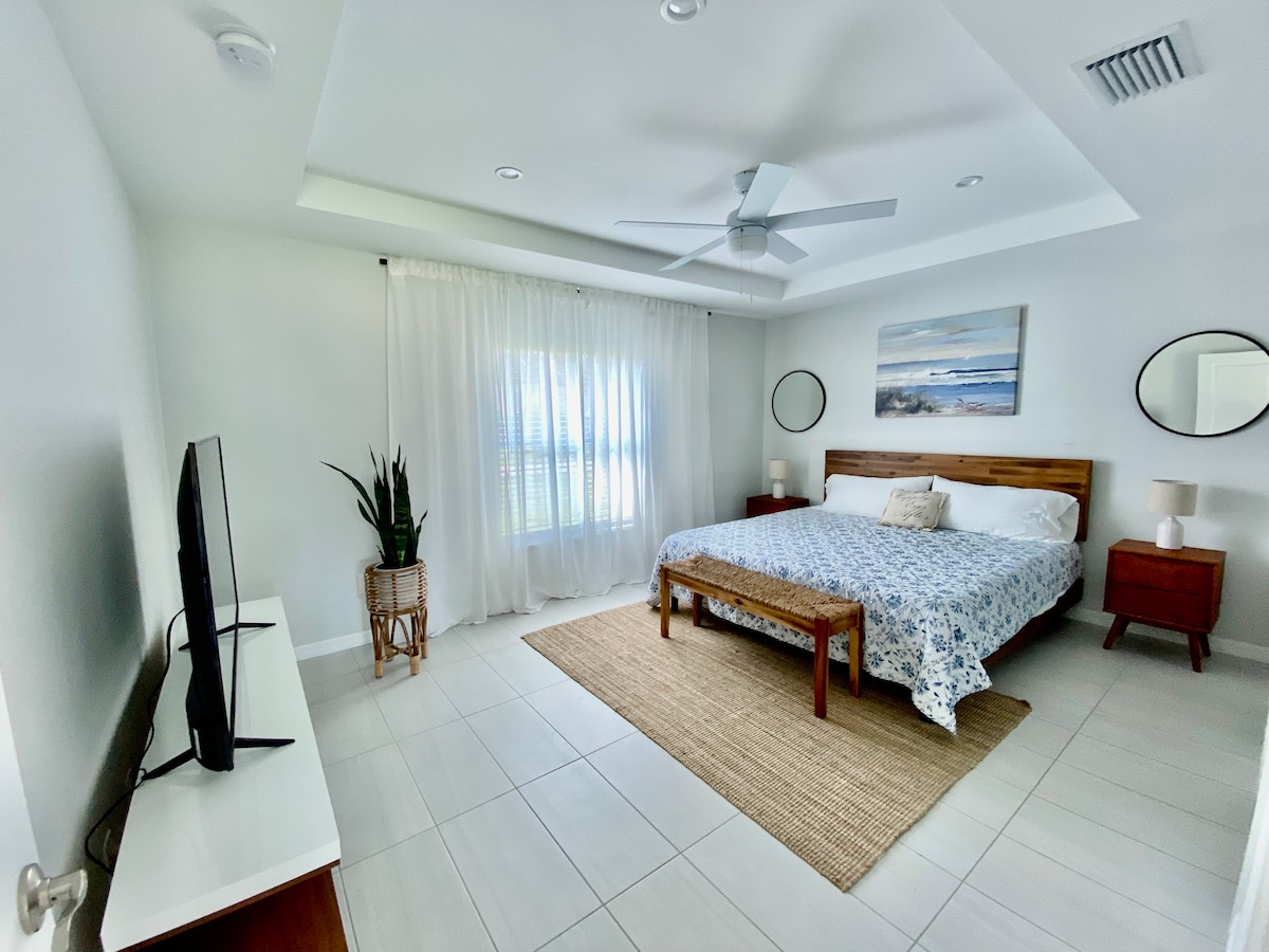 宽敞的主卧室，简单、轻松、愉快。 