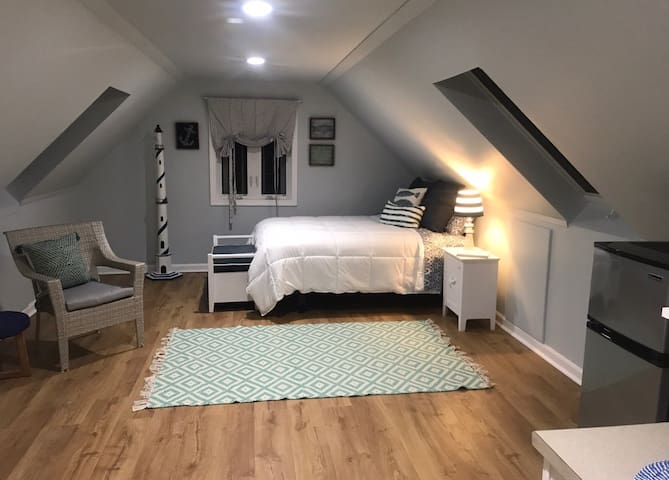 Studio loft apartment...private, comfy & coastal