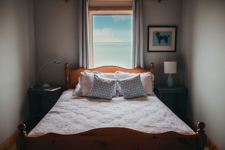 Dhoma e gjumit 2 me krevat dopio "queen" dhe pamje nga liqeni