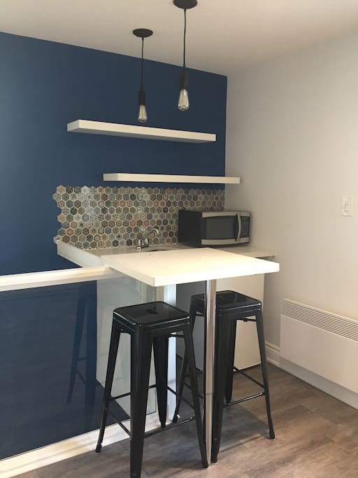 Breakfast bar & kitchenette