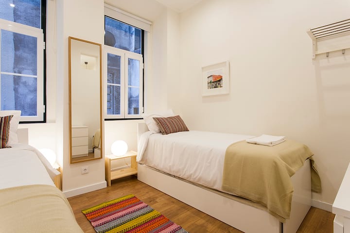 Habitación #4: 2 camas individuales y una cama individual más debajo de cada cama. (Capacidad para 2+2 personas)