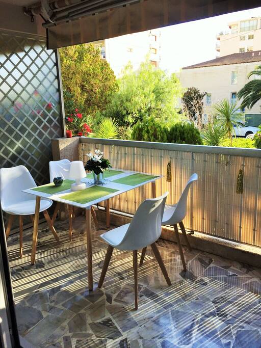 Terrasse Sud avec nouveau mobilier.
