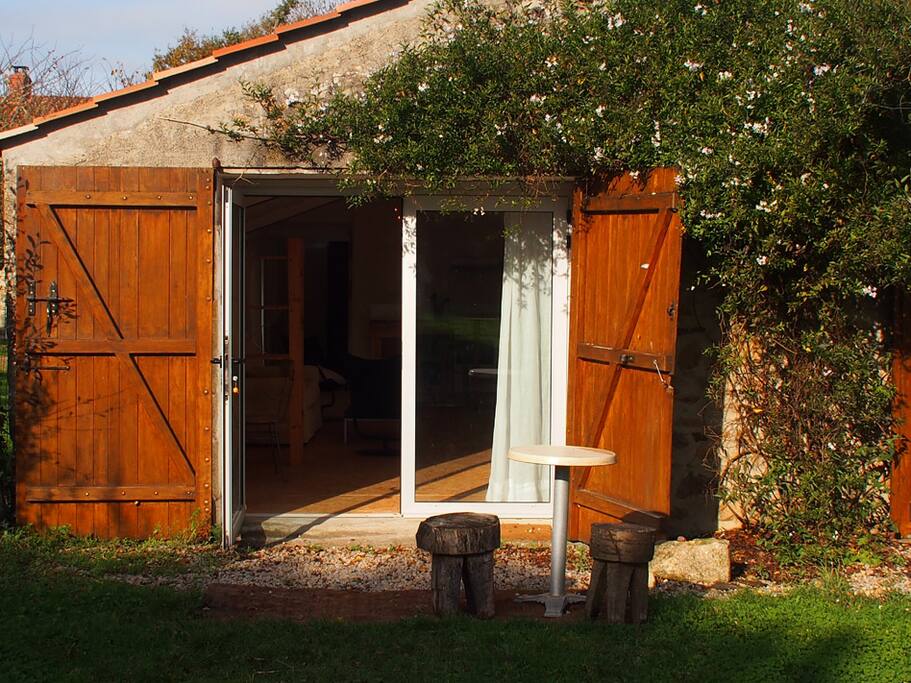 Entrée du studio, porte vitrée et volets de chêne.