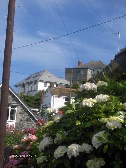 Modern, Comfortable, Fabulous Views in Coverack