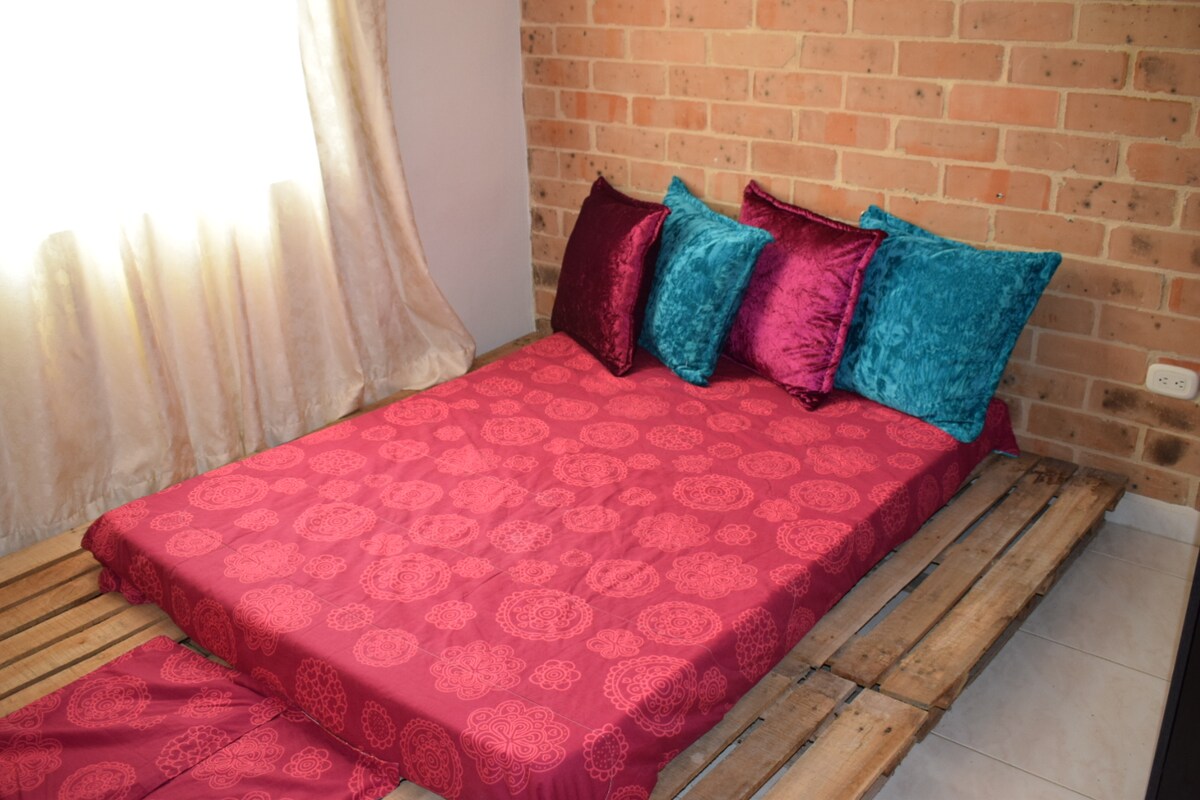 Segunda habitación con colchón doble y clóset.
غرفة نوم ثانية مع مرتبة مزدوجة وخزانة