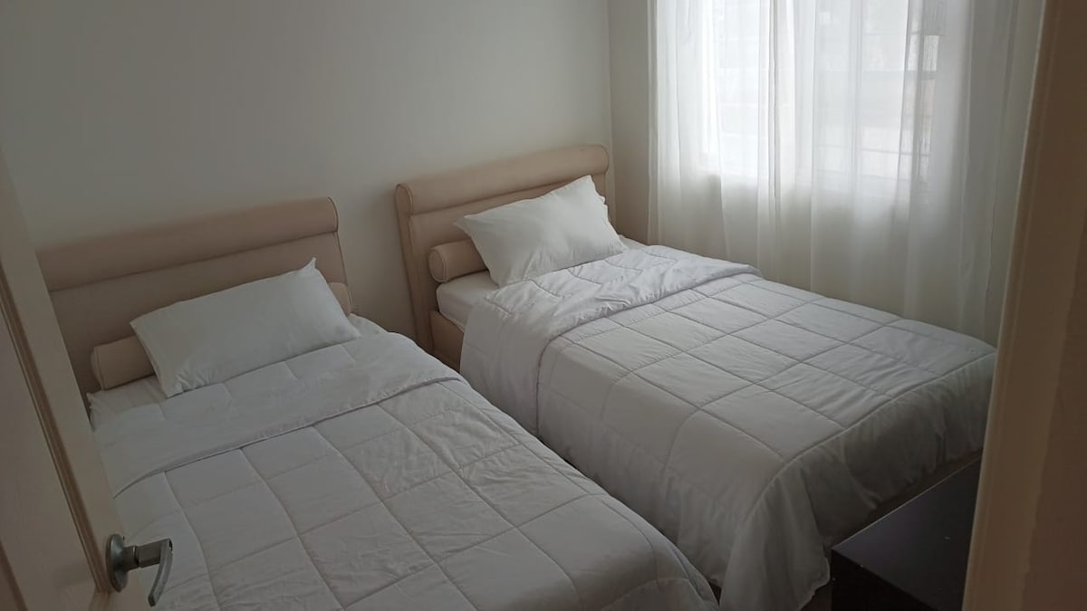 2 eenpersoonsbedden, 32inch smart-tv