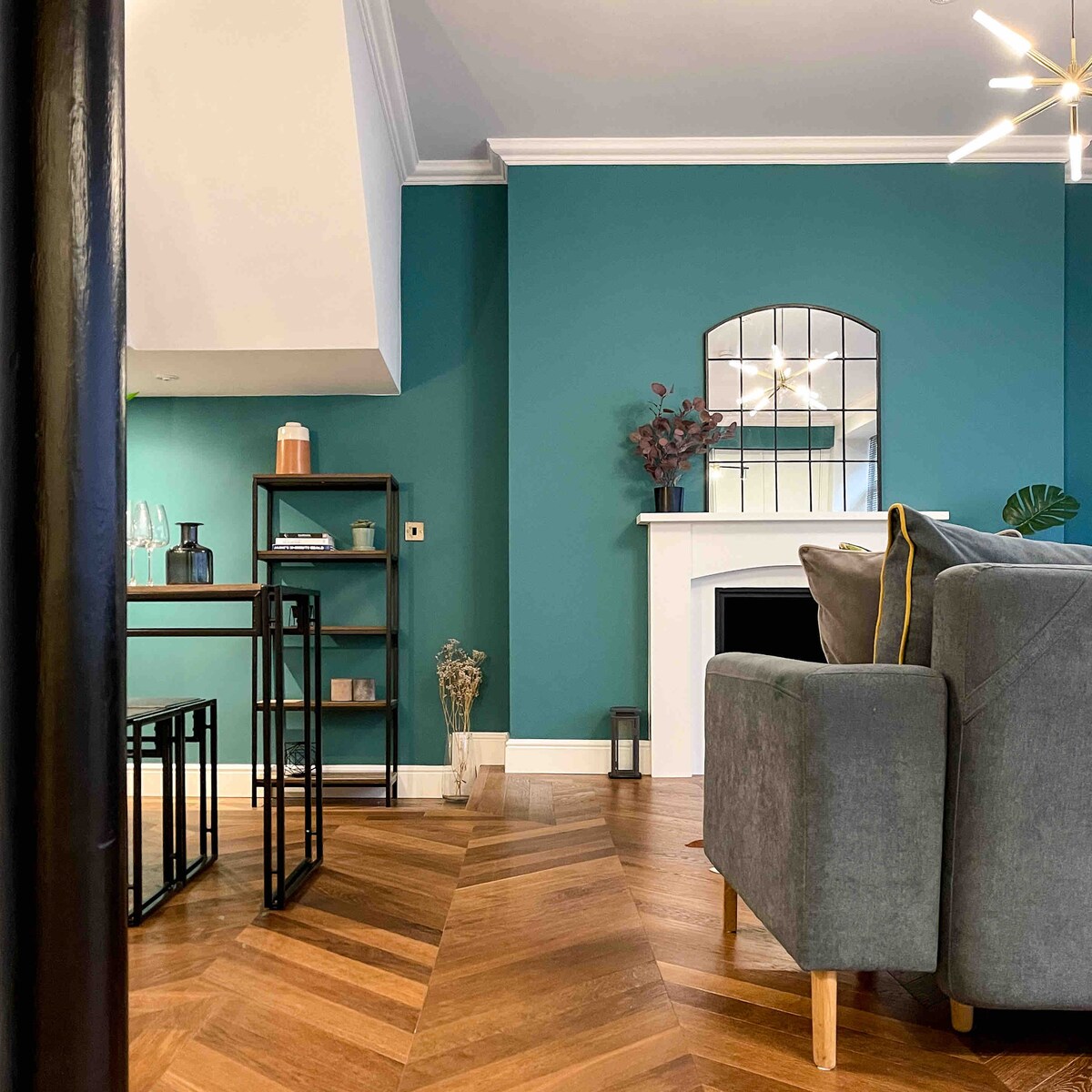 Гледајте додека влегувате во станот 