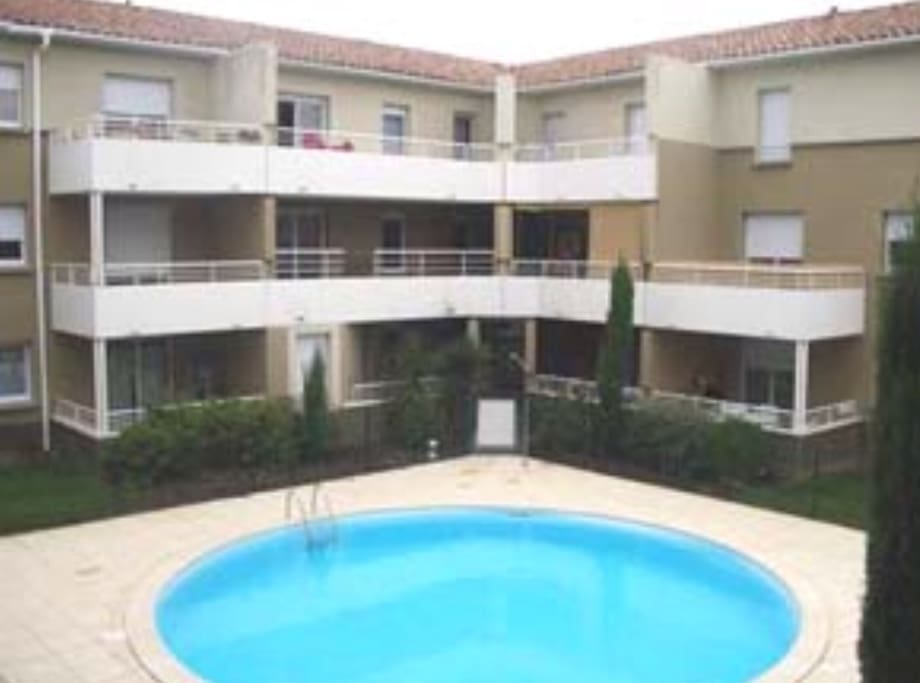 Piscine originale dans la résidence