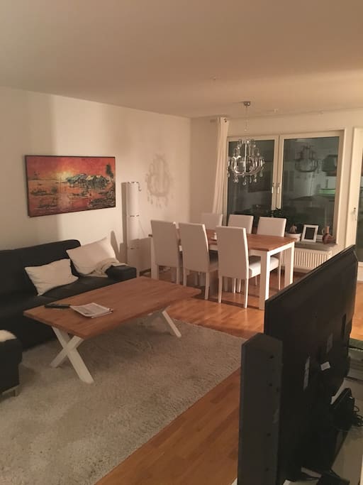 Comfortable large soffa for a large group, large flat screen tv with cable and appletv with netflixincluded. Just what you need to relax after your day out.