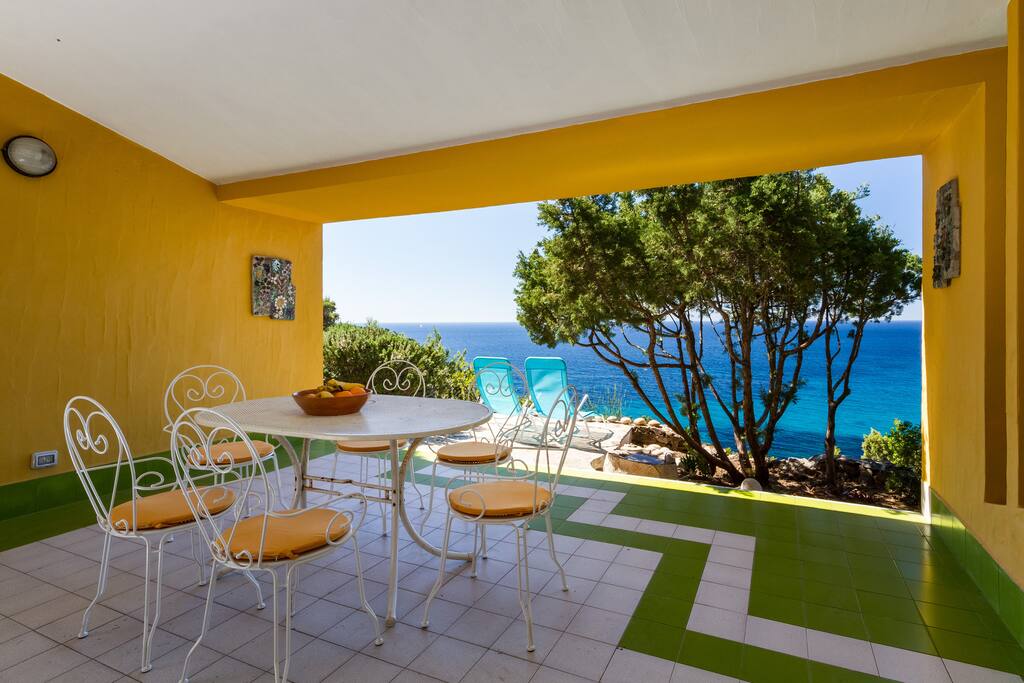 Terrasse mit Blick aufs Meer