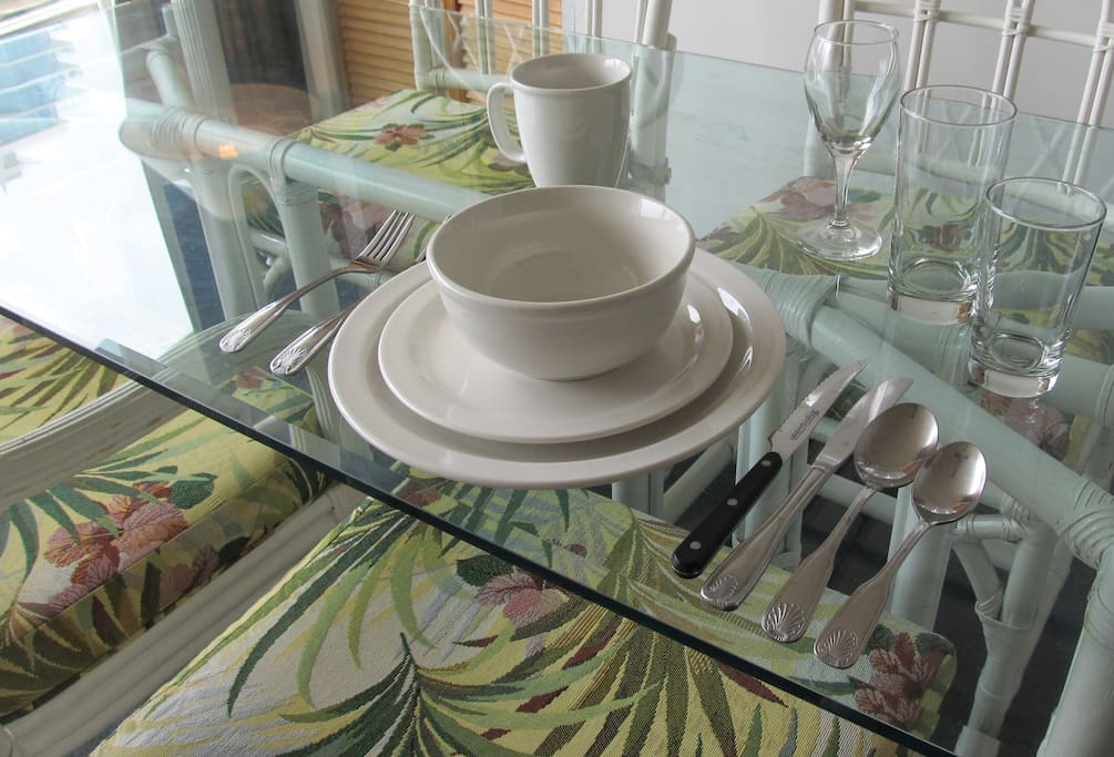 4 table settings in the Ohia unit