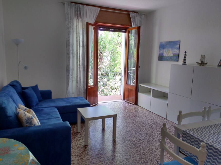 Sala | Zona Relax con DIVANO LETTO e BALCONE