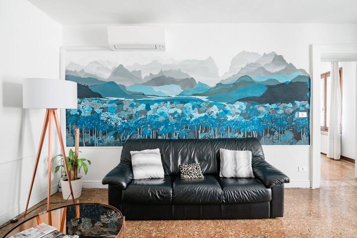 Testa d’Oro 2 – View onto the Rialto Bridge steps gallery image 4