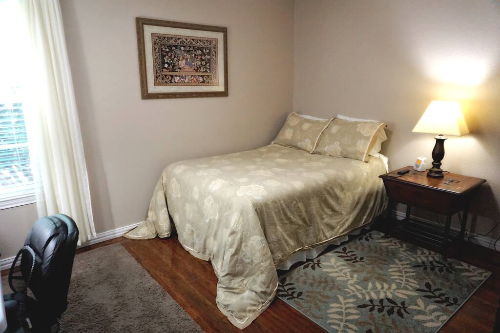Relaxing quiet and clean space, with a new and powerful ceiling fan with remote control for maximum comfort.