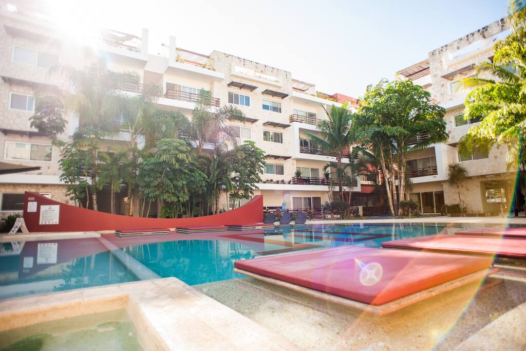 Building,Jacuzzi,Tub,Hotel,Outdoors