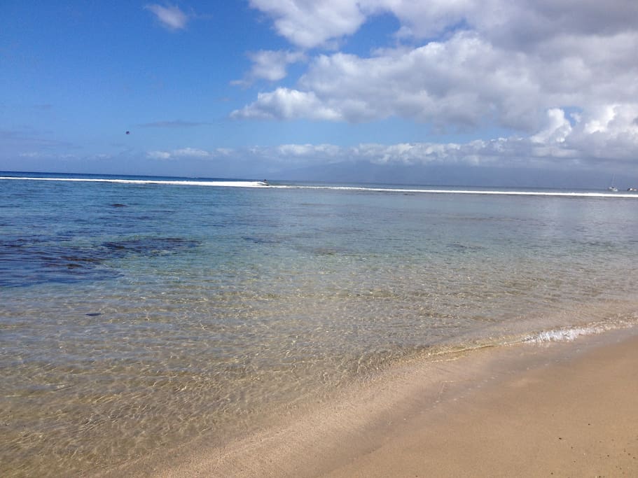 2 minute walk to Baby beach awaits you across the street from our place. A well sheltered from the reef so it's shallow and calm waters. Absolute paradise. You can see the island of Lanai and Molokai as you stroll down this sand bottom beach.