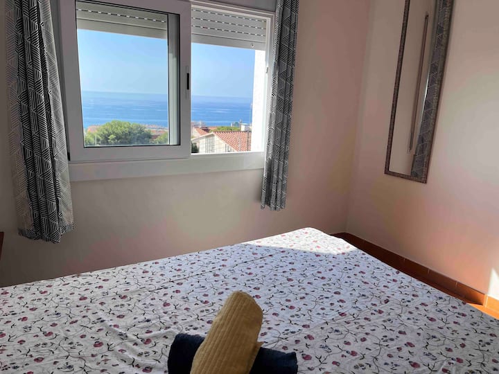 Основна спалня с легло за двама души. Невероятна гледка към океана.
Разполага с шкаф с много място.