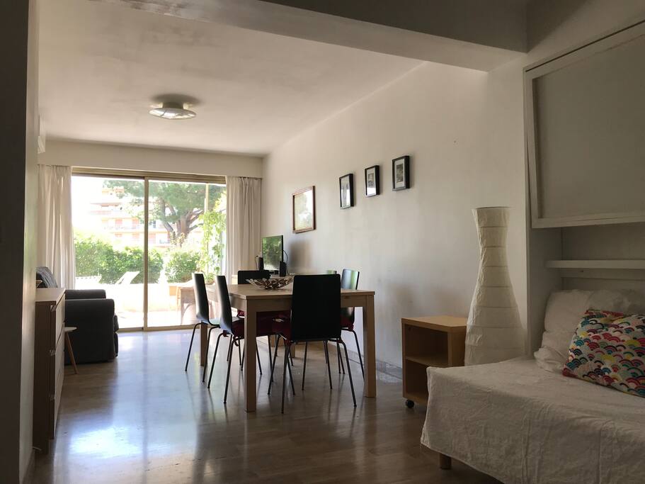 Big lounge, sofa bed, big dinette for 6, bunk bed in the entrance