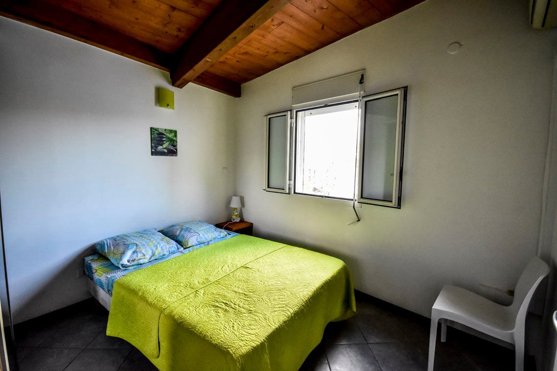 Chumba cha kulala cha "kijani" kilicho na kitanda cha watu wawili na mwonekano mzuri wa mlima