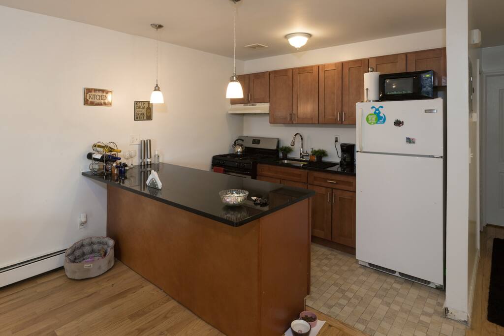 Kitchen has a microwave, stove, oven, coffeemaker, kettle for tea, pots and pans for cooking, plates and utensils, and granite counter-tops.
Specialty grocers (mini Whole Foods) and a supermarket are within a 5-minute walk, so you can easily bring groceries home and cook if you prefer to prepare food for yourself at home.