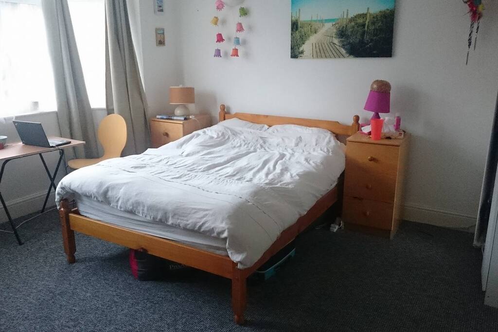 Spacious bedroom with cumfy bed