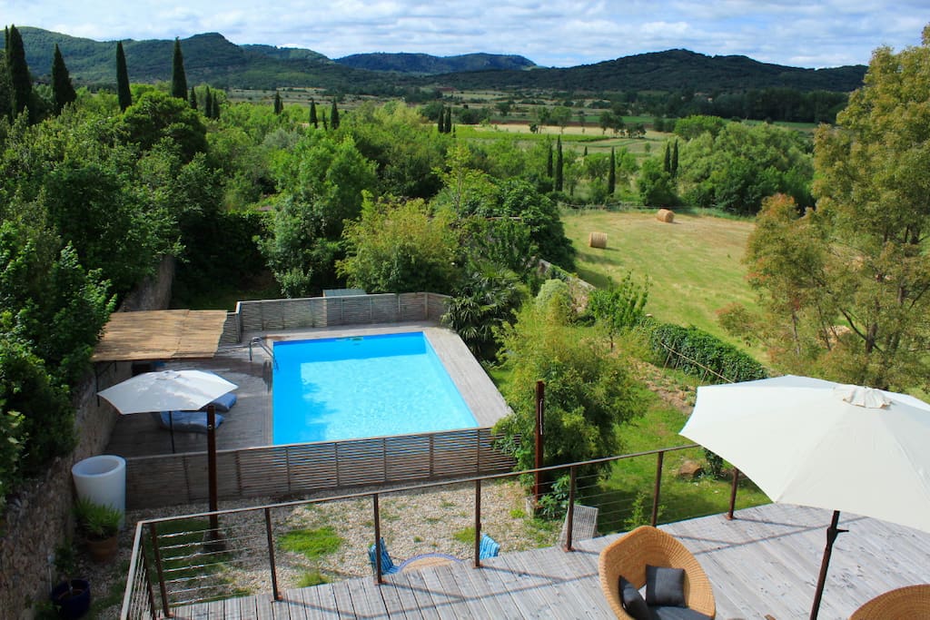 Vue d'extérieur, piscine et jardin