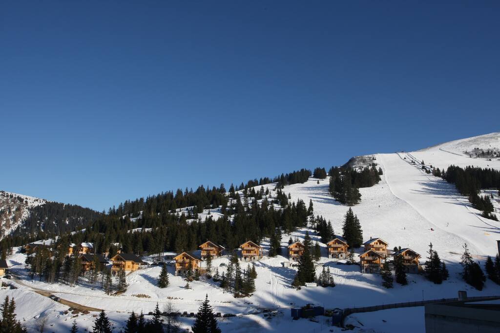 Blick auf das Koralpendorf mit Skiabfahrt
