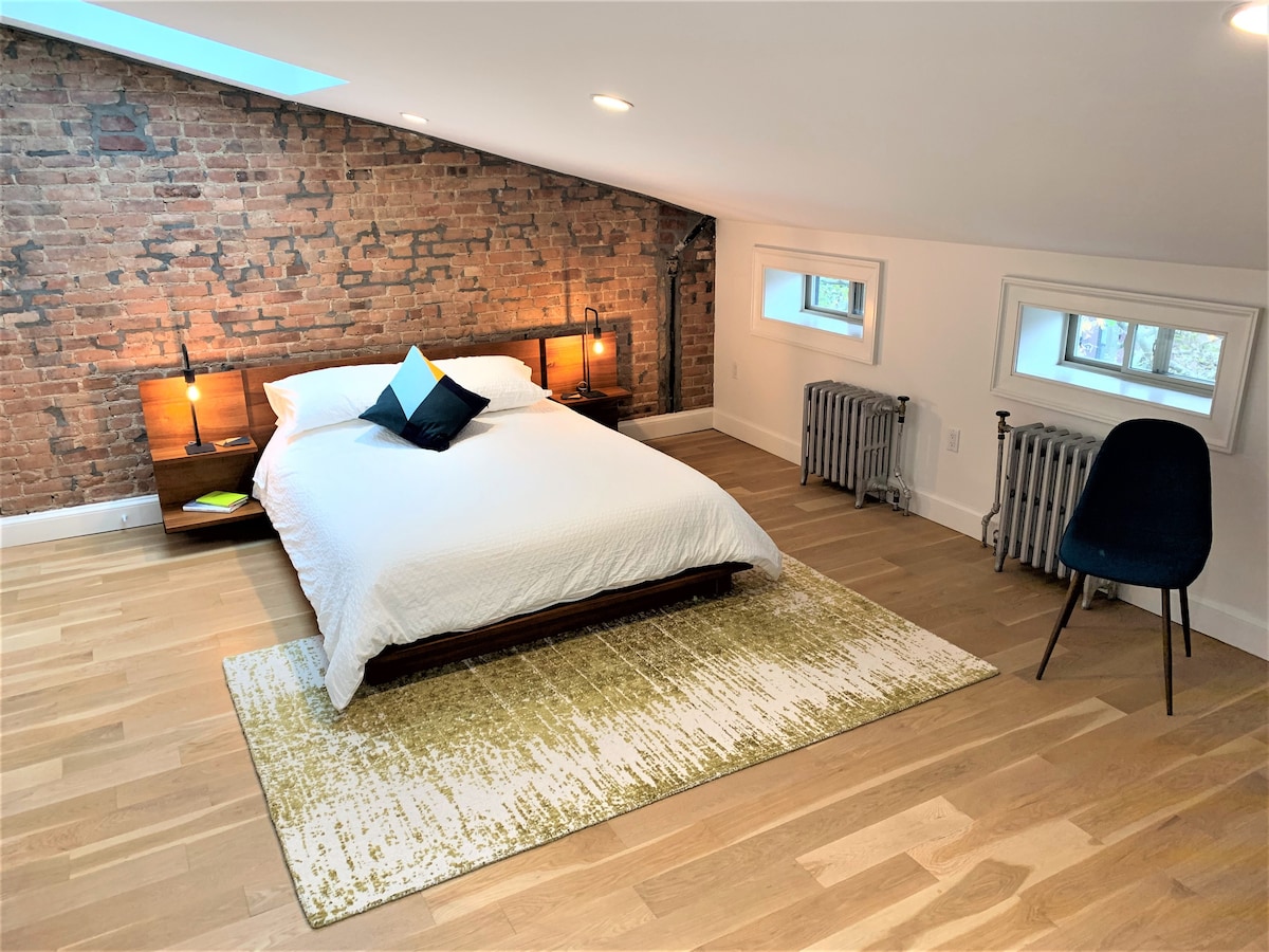 تحتوي غرفة النوم على سقف كاتدرائية ساحر وخزانتين وأرضيات خشبية في جميع الأنحاء. 