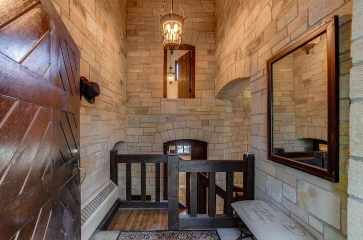 Castling Club-A PMA *Membership Required* gallery image 3