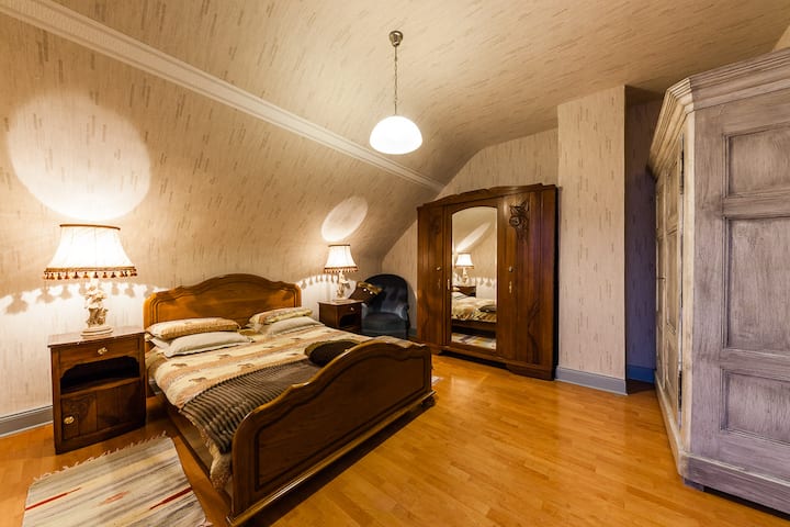 Спална соба со 1 кревет 140x190 и голема гардероба