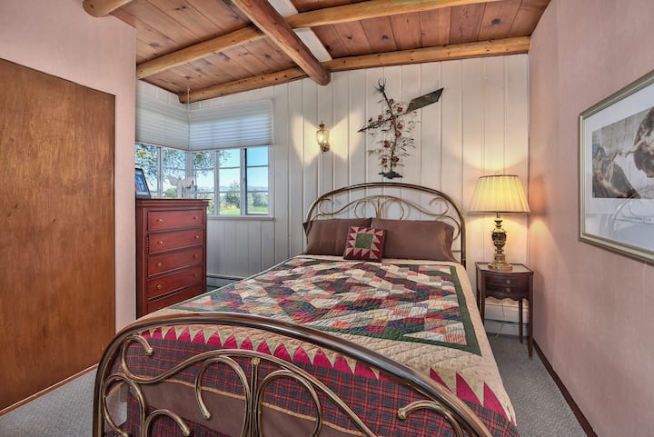 Lai kaheinimesetuba - Mirrored Dresser on kaamera taga vaateplatvormil.