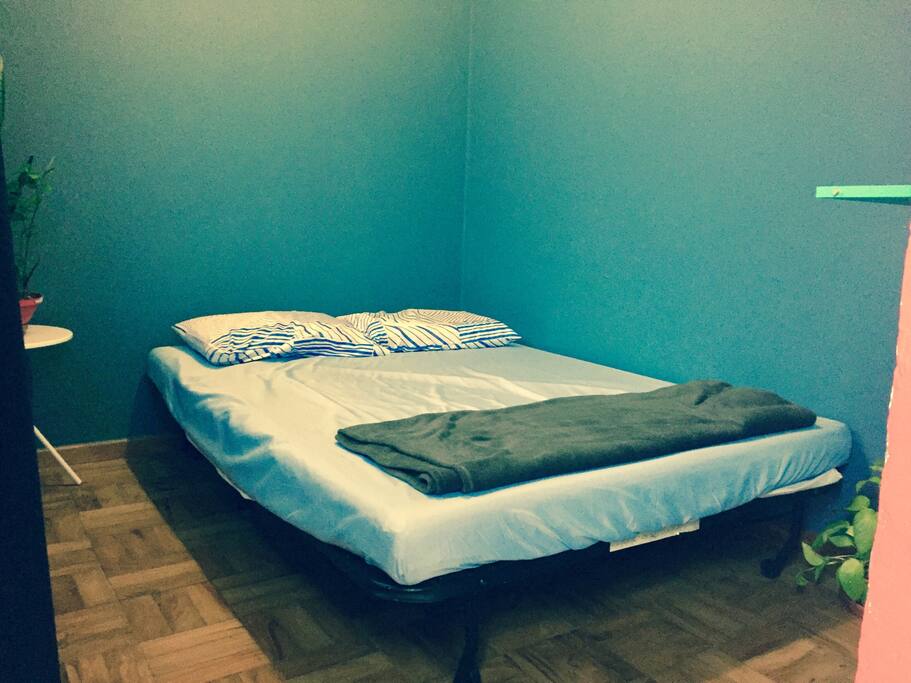 Cama queen. Cobertas lençóis e toalhas extras no armário.