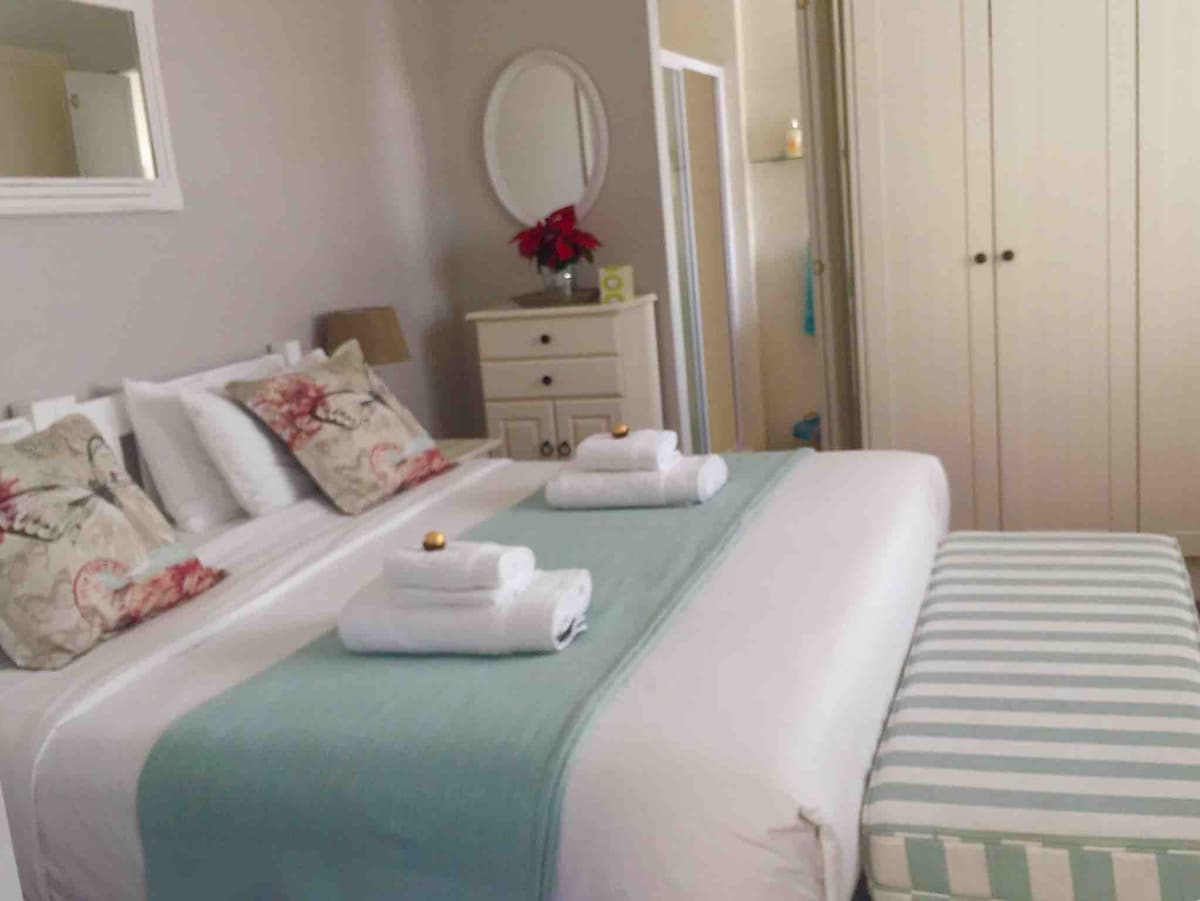 Hlavná spálňa s vlastnou kúpeľňou a luxusnou manželskou posteľou King s chrumkavou bavlnenou perkálovou posteľnou bielizňou a elektrickými horúcimi prikrývkami na chladné zimné noci.