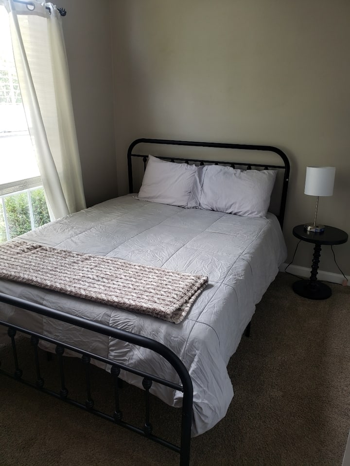 Segundo dormitorio con una cama de matrimonio. 