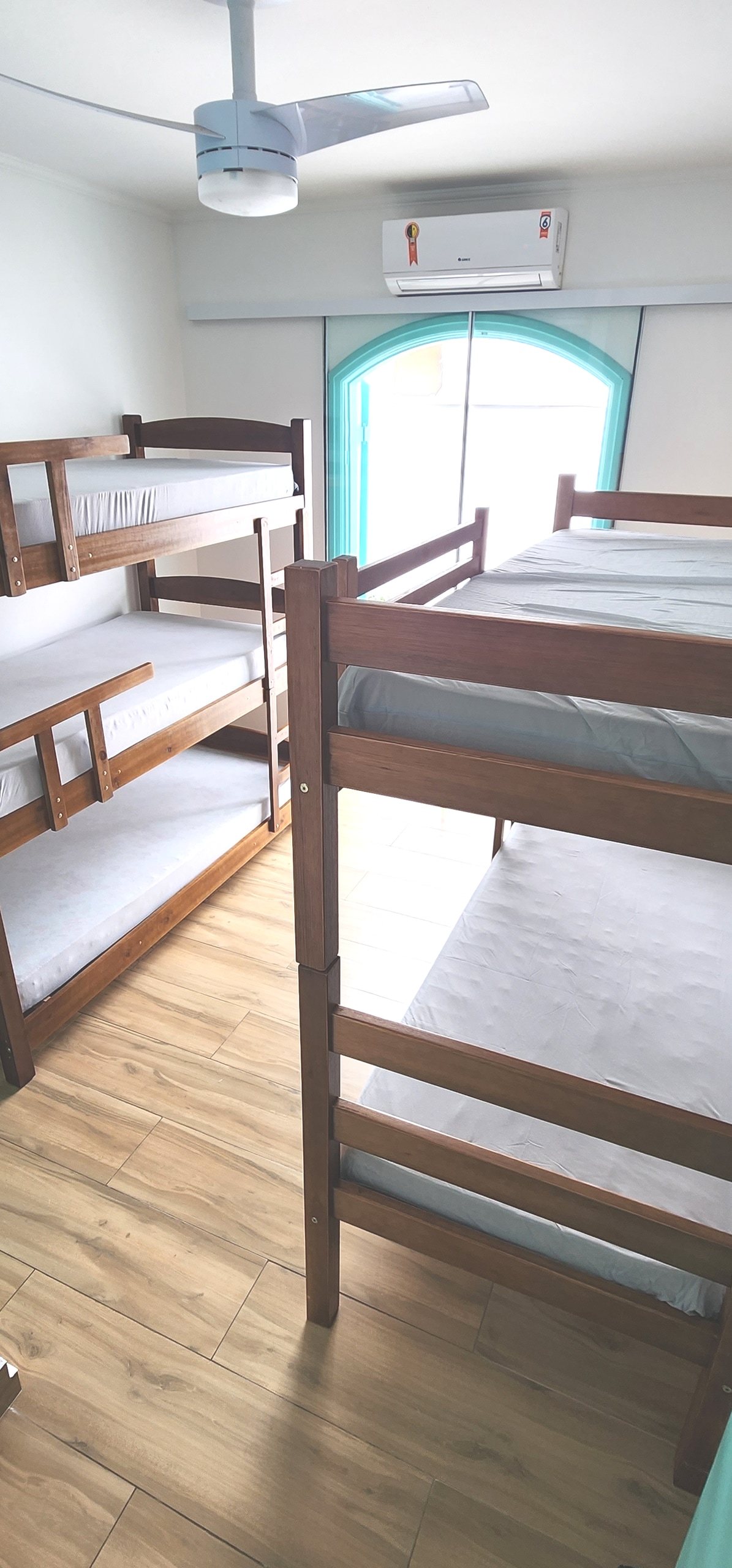 Interiér hlavnej rezidencie na internáte 01 s 1 poschodovou posteľou, 1 treliche s kapacitou až 5 osôb. So stropným ventilátorom a klimatizáciou. 