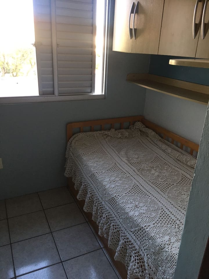 غرفة نوم واحدة، تحتوي على سرير متحرك.