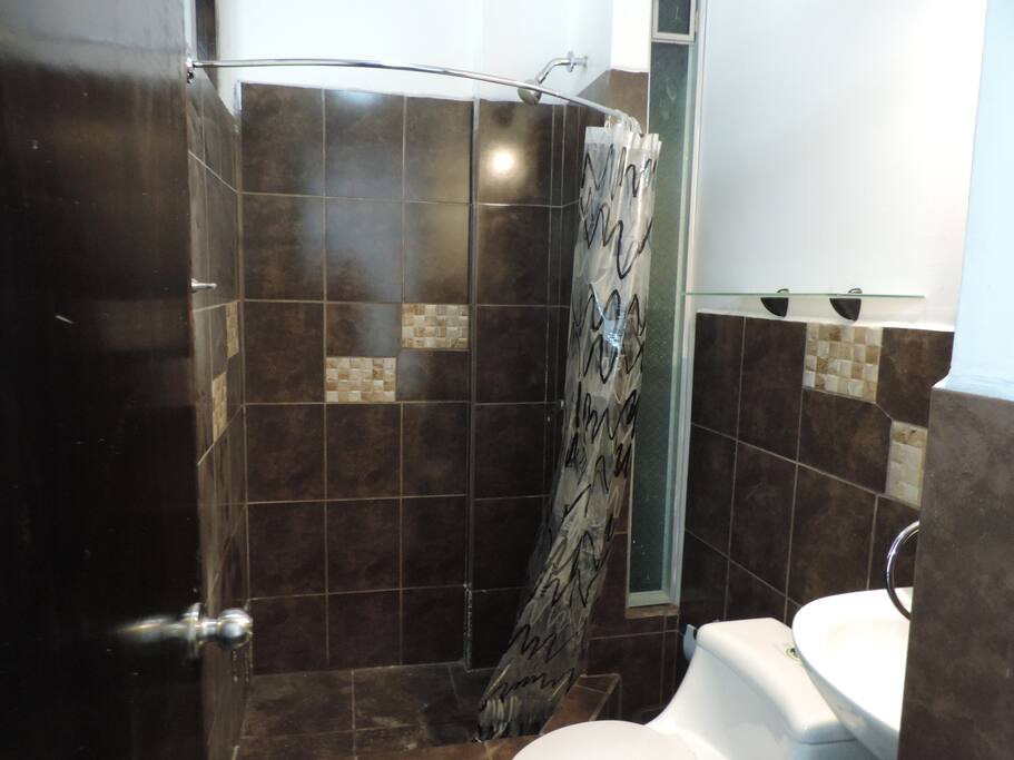 Baño privado con agua caliente.